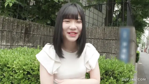 上半身特写 · 户外街道 · 正面坐姿 · 白色荷叶边上衣 · 长直发 · 开心笑容 · 微笑交谈