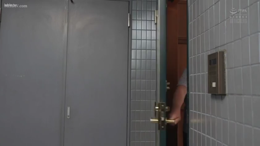 严肃 · 站立 · 巨乳 · 中景 · 休闲装 · 对话 · 门 · 门口