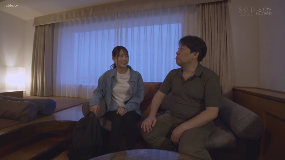 坐姿 · 交谈 · 全景 · 沙发 · 微笑 · 客厅 · 休闲装