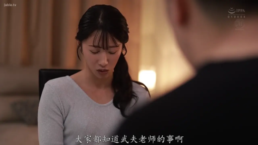 室內 · 坐姿 · 憂鬱 · 面部特寫 · 对话 · 针织衫 · 倾听