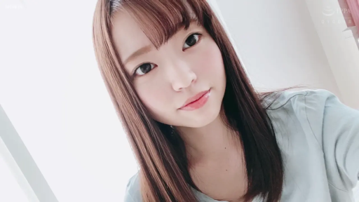 室内 · 面部 · 微笑 · 注视 · 正对镜头 · 清新 · 浅蓝色T恤