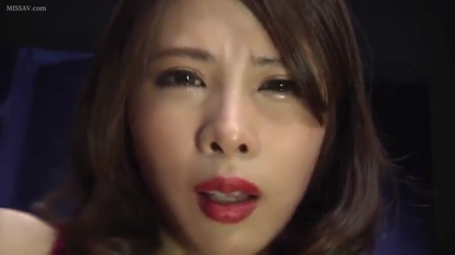 室内 · 脸部特写 · 正面 · 红色吊带