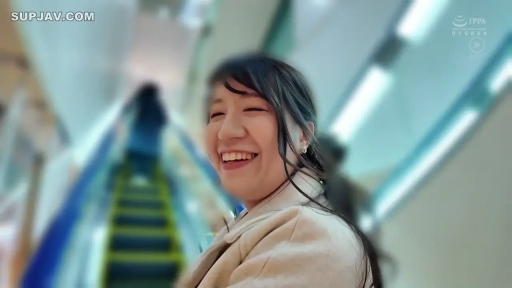 站立 · 面部特写 · 对着镜头微笑 · 大笑 · 浅色大衣 · 模糊背景 · 商场 · 扶手电梯