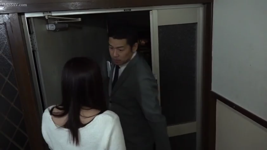 站立 · 中景 · 西裝 · 玄关