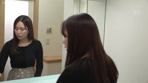 坐姿 · 浴室 · 湿身 · 微笑 · 特写 · 浴缸 · 洗澡 · 湿透的白T恤