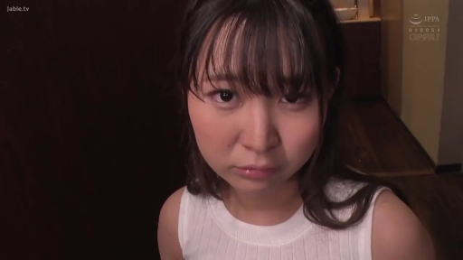 Indoor · Grievance · Close-up of the face · Stand · Gaze · 长发 · 白色无袖上衣