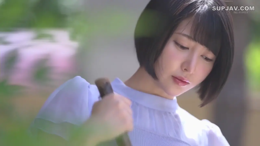 憂鬱 · 站立 · 特写 · 屋外 · 淡い色のトップス · 木棍 · 握持 · 唯美人像