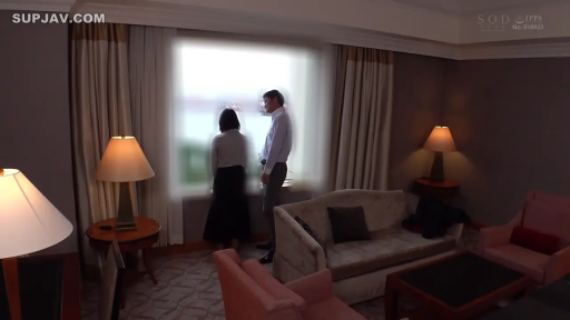站立 · 自然 · 遠景 · 谈话 · 落地灯 · 正裝 · 酒店客房