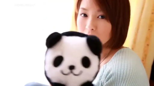 室內 · 坐姿 · 臉部特寫 · 平靜 · 针织衫 · 短发 · 熊猫玩偶 · 手持玩偶