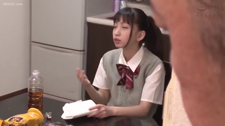 室内 · 坐姿 · 严肃 · 半身 · 说话 · 饮料瓶 · 日式校服 · 普通