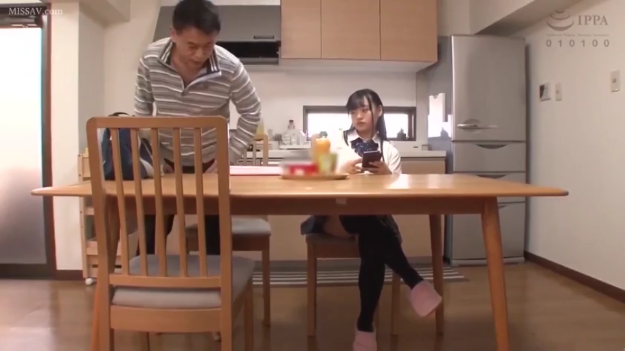 坐姿 · 条纹衫 · 全景 · 自然 · 餐桌 · 厨房 · 日常 · 玩手机