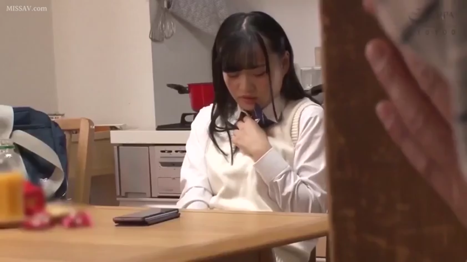 坐姿 · 面部 · 沉思 · 忧郁 · 校服 · 厨房 · 手机 · 主观视角