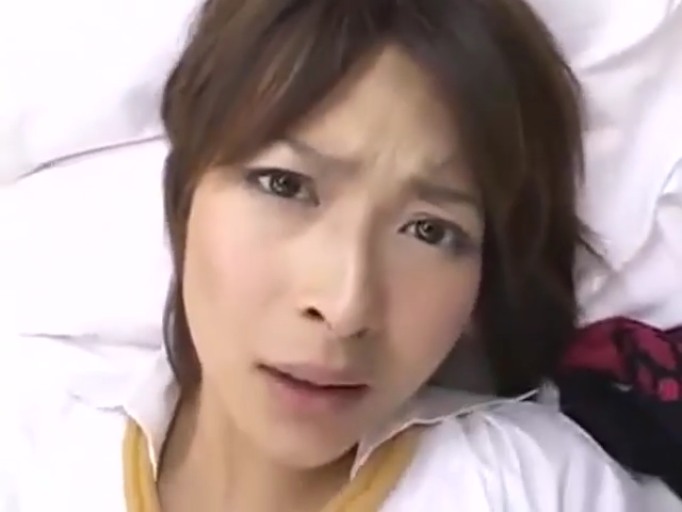 胸部 · 卧室 · 微笑 · 趴卧 · POV · 吊带衫 · 揉捏