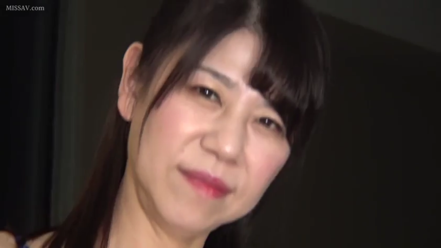 室內 · 面部 · 平靜 · 注視 · 特寫 · 俯视 · 吊帶