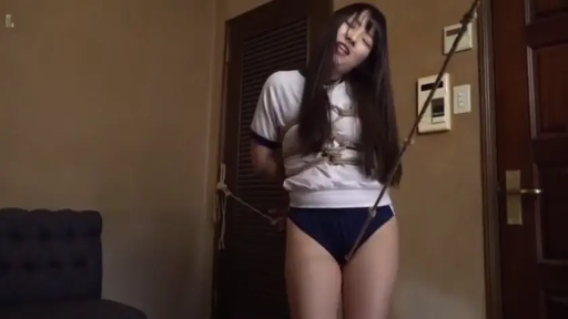 室内 · 站立 · 全景 · 痛苦 · 束缚 · 绳索 · 运动服 · 紧缚