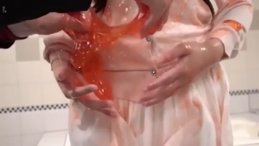 浴室 · 站姿 · 躯干特写 · 涂抹粘液 · 浅色长袖连衣裙 · 橙色粘液 · 粘液恋