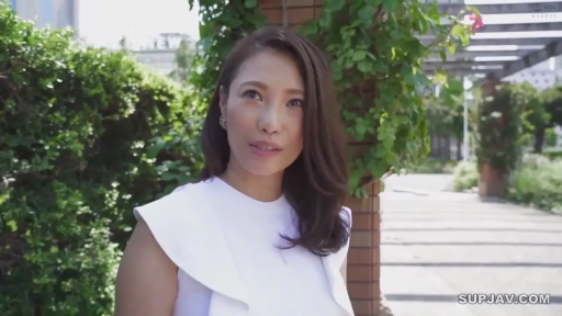 交谈 · 站立 · 自然 · 面部特写 · 户外 · 熟女 · 白色无袖上衣