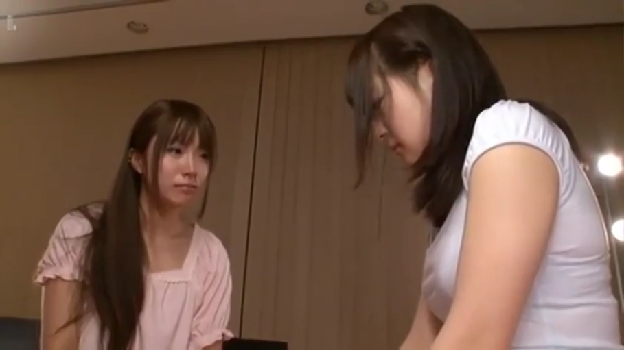 室内 · 坐姿 · 忧郁 · 中景 · 休闲装 · 交流 · 长发