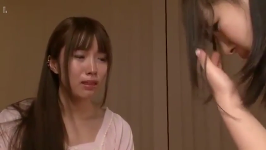 室内 · 对坐 · 面部特写 · 长发 · 互动 · 粉色睡衣 · 悲伤