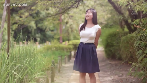 全身 · 站立 · 深蓝色短裙 · 微笑 · 户外园林 · 阳光 · 远望