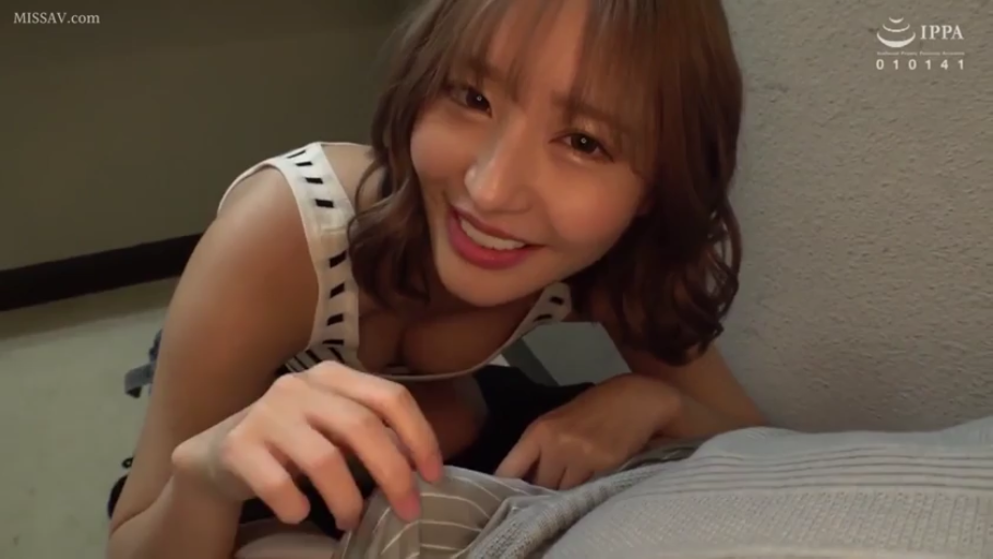 俯身 · 臥室 · 床鋪 · 微笑 · 第一人稱視角 · 面部特寫 · 挑逗 · 條紋背心