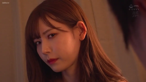 Indoor · Close-up of the face · 裸肩