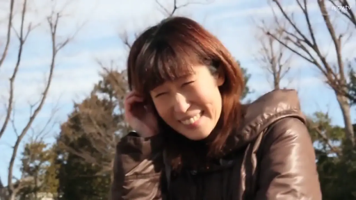 顔 · 恥ずかしがり屋 · 微笑 · 屋外 · 横に頭を傾ける · 羽绒服