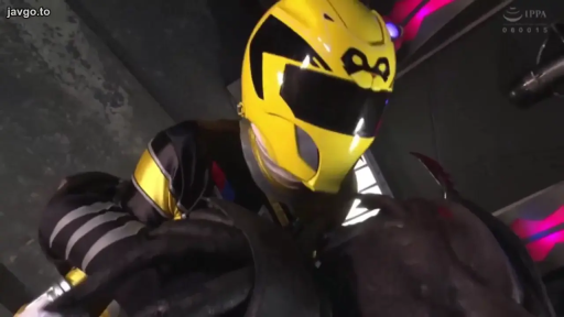 俯身 · 中景 · 室内工厂 · 黄黑战队服