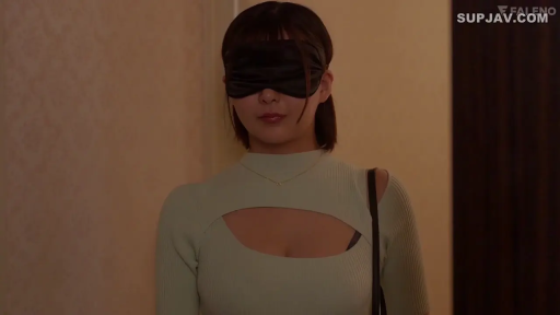 室内 · 站立 · ハンドバッグ · 胴体クローズアップ · 展示服装 · 浅绿色镂空针织衫 · 面部缺失 · 时尚