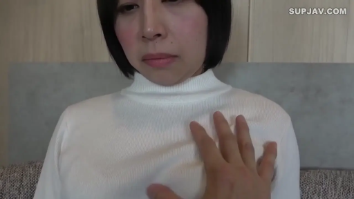 室内 · 坐姿 · 严肃 · 胸部 · 抚摸 · 熟女 · 白色高领毛衣