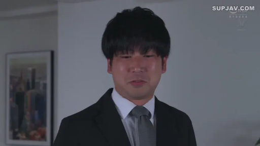 室内 · 严肃 · 面部特写 · 对视 · 男性 · 挂画 · 西装领带 · 正位