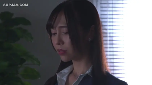 沉思 · 忧郁 · 站立 · 面部特写 · 室内盆栽 · 职场剧情 · OL职业装 · 室内窗边