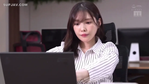 专注 · 办公室 · 条纹衬衫 · 笔记本电脑 · 近景 · 办公 · 职场 · 托腮坐