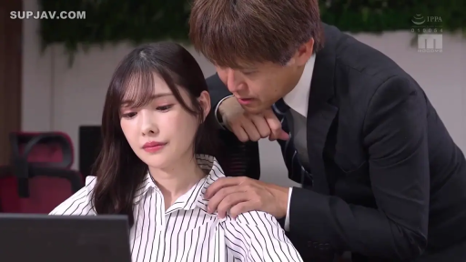 坐姿 · 办公室 · 条纹衬衫 · 半身