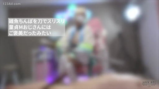 站立 · 字幕 · 中景 · 便利店 · 货架 · 工作服 · 害羞 · 侵犯