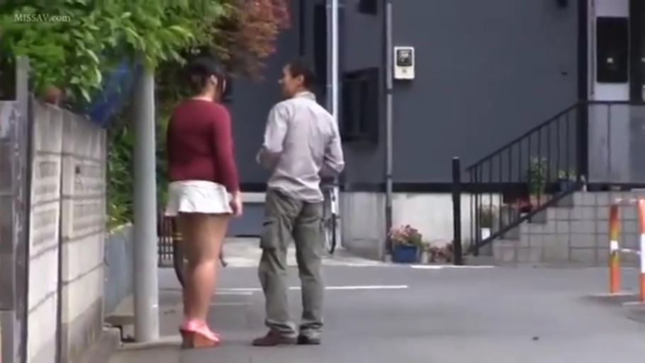 会話 · 全身 · 站立 · 自然 · 户外街道 · 日本街头 · 红色上衣与白色短裙