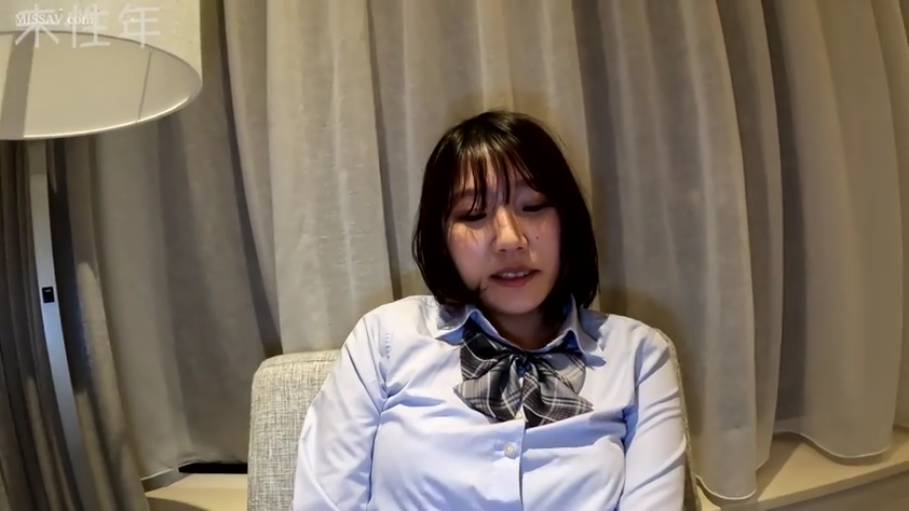 坐姿 · 微笑 · 面部特写 · 调情 · 室内房间 · 红色旗袍 · 多人场景 · 大耳环