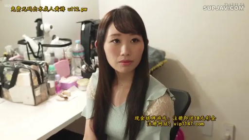 坐姿 · 自然 · 注视 · 半身像 · 长直发 · 化妆间 · 化妆包 · 浅色蕾丝衫