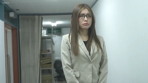 中景 · 站姿 · 职业装 · 走廊