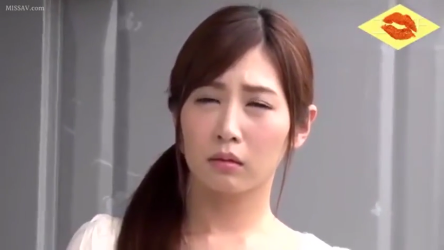 Indoor · Grievance · Close-up of the face · White top · Stare · 正面 · 马尾辫