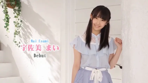 站立 · 盆栽 · 微笑 · 上半身 · 室内楼梯 · 水色のシャツ · 模特摆拍 · 新人出道