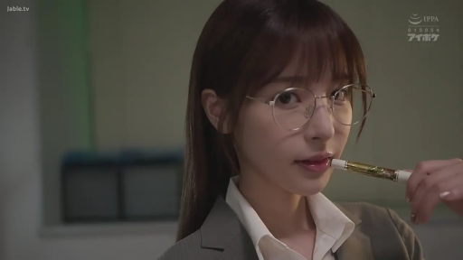 办公室 · 西装 · 面部特写 · 知性 · 钢笔 · OL风格 · 侧身回头 · 咬笔