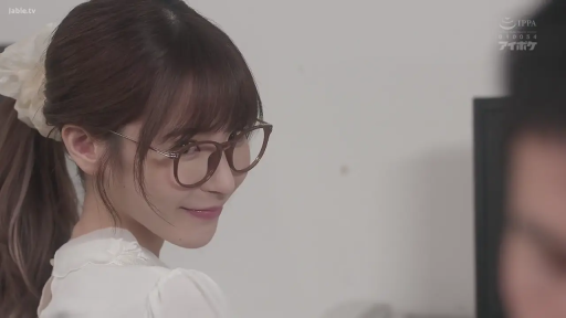 室内 · 白色衬衫 · 面部特写 · 马尾 · 魅惑 · 侧身回头 · 框架眼镜 · 注视挑逗