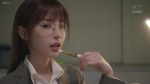 室内 · 侧身 · 脸部 · 圆框眼镜 · OL风 · 职业装 · 诱惑 · 咬笔