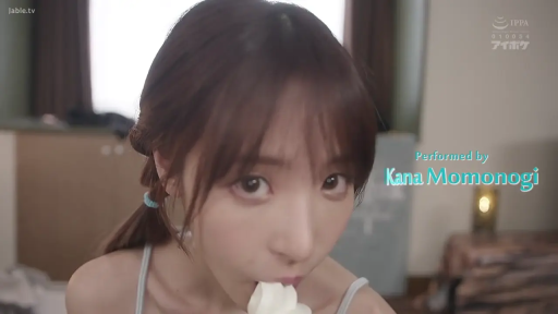 坐姿 · 卧室 · 中景 · 马尾 · 俏皮 · 冰淇淋 · 舔食 · 条纹吊带