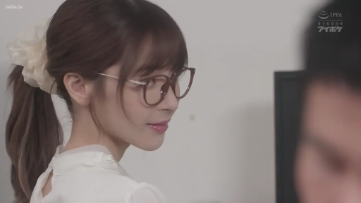 室内 · 眼镜 · 甜美 · 白色衬衫 · 注视 · 侧脸 · 回头 · 马尾辫