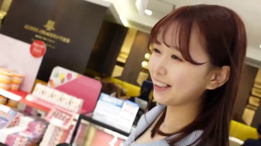 交谈 · 站立 · 微笑 · 面部特写 · 清纯 · 蓝色开衫 · 展示架 · 室内商场