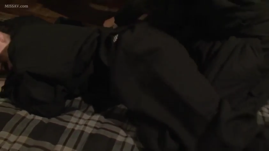 卧室 · 中景 · 俯卧 · 黑色忍者服