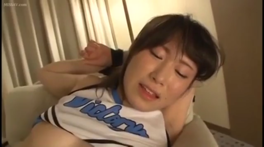 室内 · 迷离 · 仰卧 · 上半身特写 · 亚洲人 · 掀起上衣 · 啦啦队服