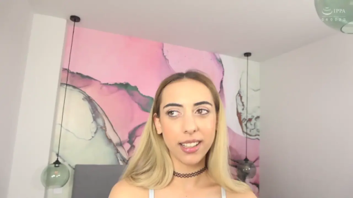 室内 · 颈圈 · 脸部 · 微笑 · 金发 · 正面 · 讲话 · 吊带